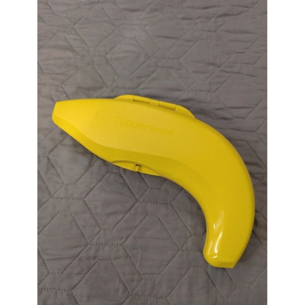 Tupperware Yellow Banana Keeper Guard Container Hinged Travel Fruit Saver